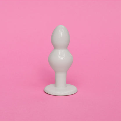 Plug anal perlé en céramique artisanal. Deuxième sex toy de la collection Kaolin de chez Holy Toys.