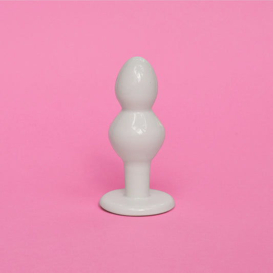 Plug anal perlé en céramique artisanal. Deuxième sex toy de la collection Kaolin de chez Holy Toys.