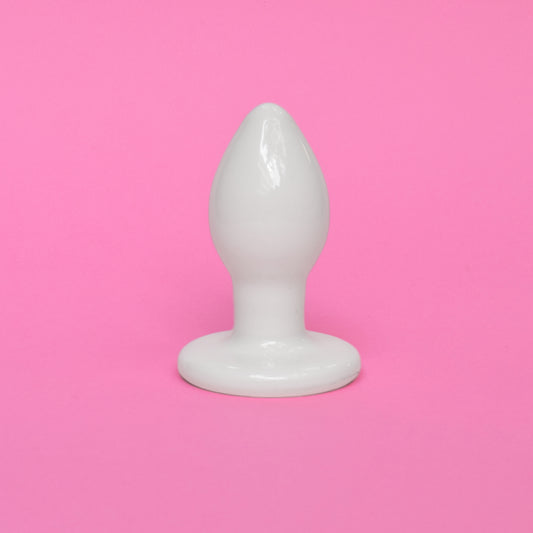 Plug anal en céramique artisanal. Cinquième sex toy de la collection Kaolin de chez Holy Toys.