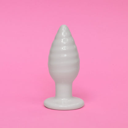 Plug anal bosselé en céramique artisanal. Dixième sex toy de la collection Kaolin de chez Holy Toys.