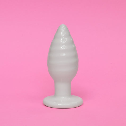 Plug anal bosselé en céramique artisanal. Dixième sex toy de la collection Kaolin de chez Holy Toys.