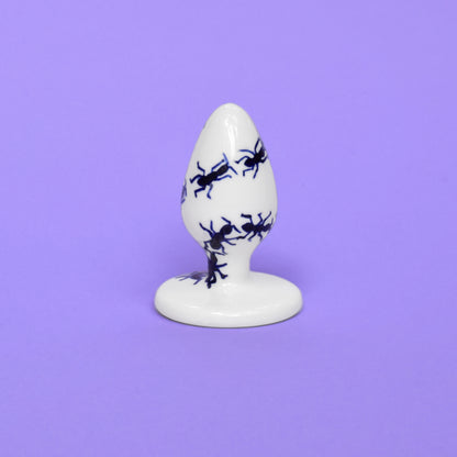 Pug anal en céramique de la collection Cobalt produit par Holy Toys. les motifs de ce plug anal sont des petites fourmis peintes à la main qui se suivent de la base au sommet du sex toy.