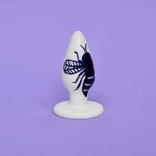 Pug anal en céramique de la collection Cobalt produit par Holy Toys. le motif de ce plug anal est une Abeille.