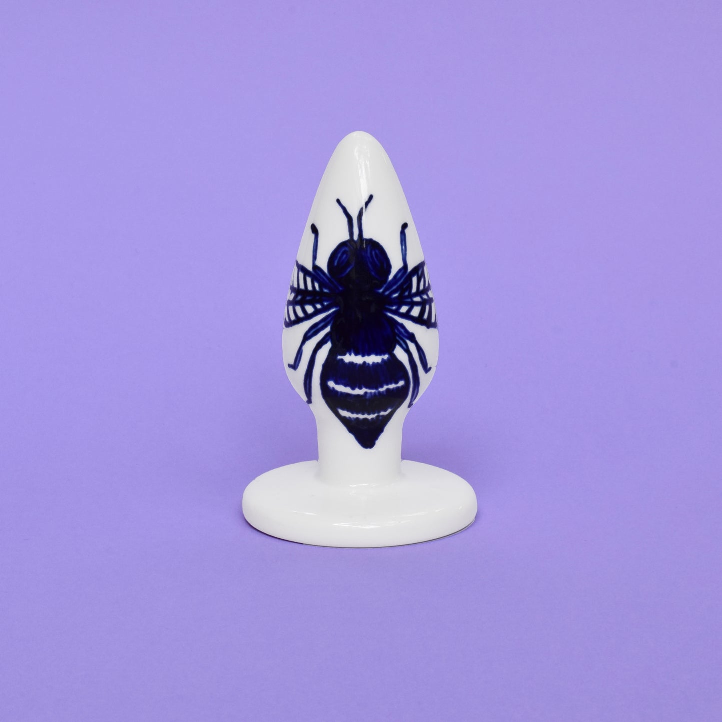 Pug anal en céramique de la collection Cobalt produit par Holy Toys. le motif de ce plug anal est une Abeille.