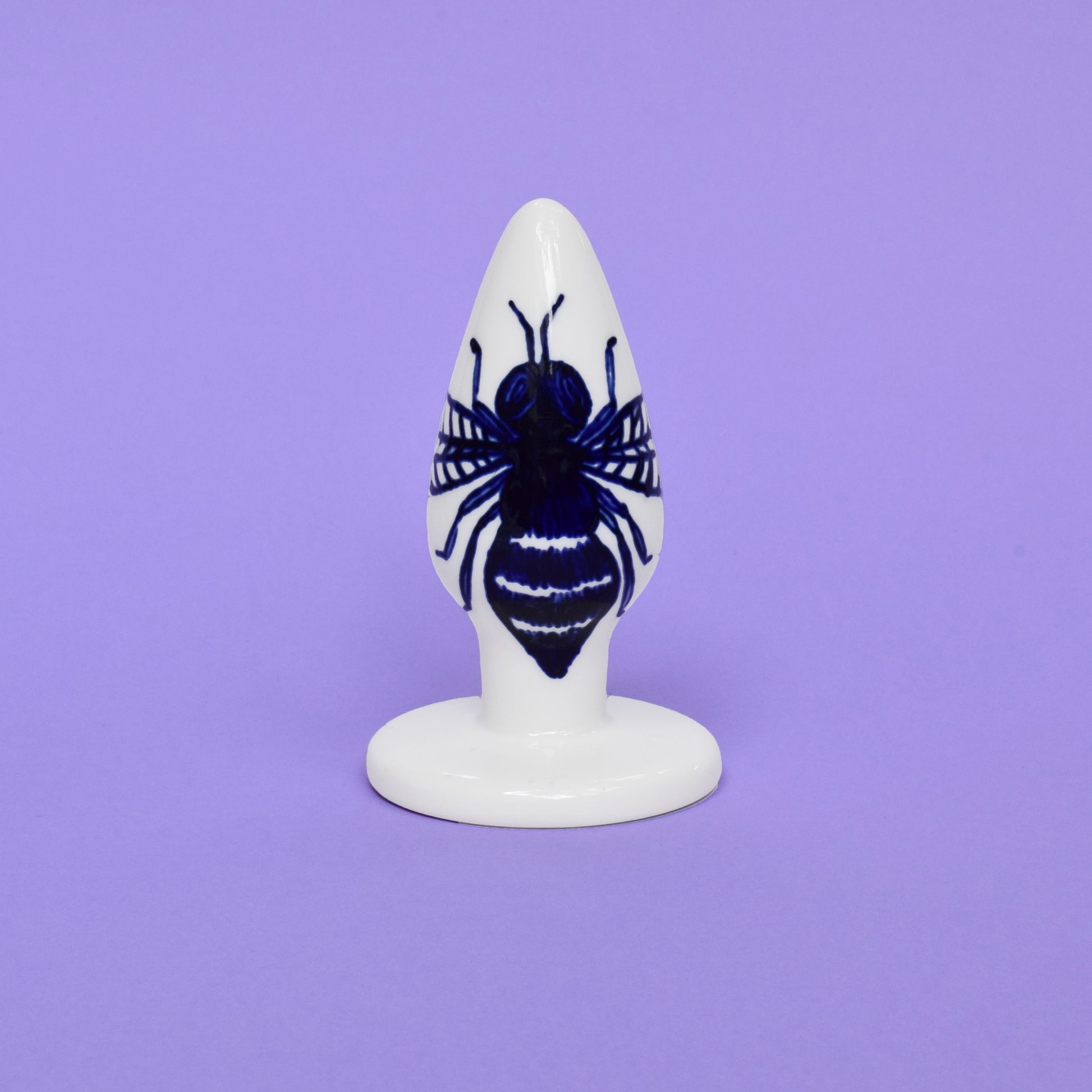 Pug anal en céramique de la collection Cobalt produit par Holy Toys. le motif de ce plug anal est une Abeille.