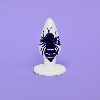 Pug anal en céramique de la collection Cobalt produit par Holy Toys. le motif de ce plug anal est une Abeille.