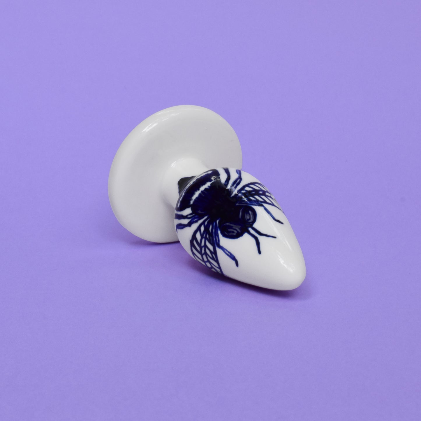 Pug anal en céramique de la collection Cobalt produit par Holy Toys. le motif de ce plug anal est une Abeille.